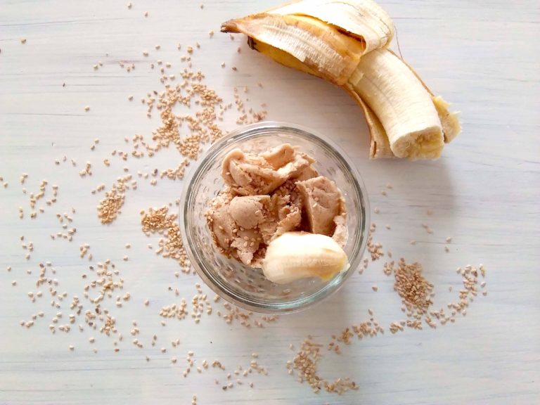 Bananen-Datteln-Tahini-Eis