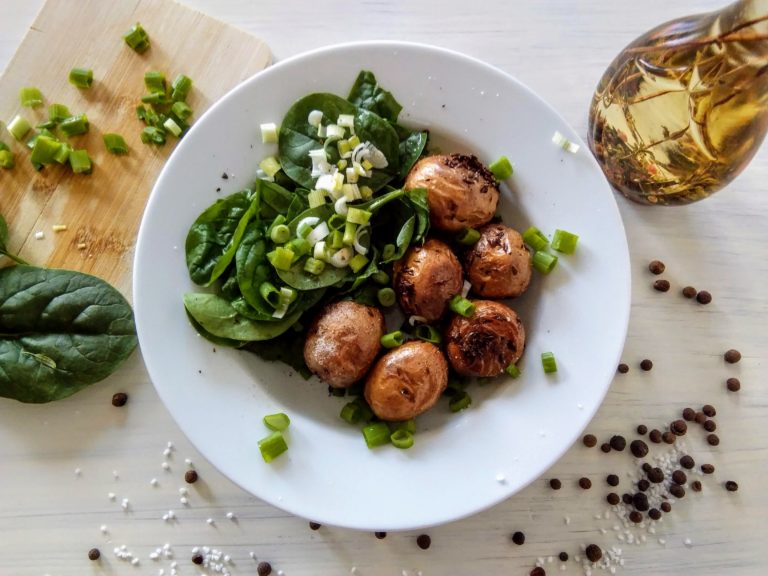 Ofenkartoffeln mit Spinatsalat