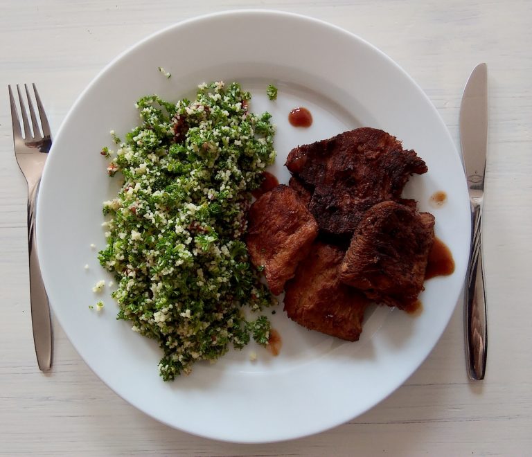 Vegane Sojaschnitzel mit Petersiliensalat