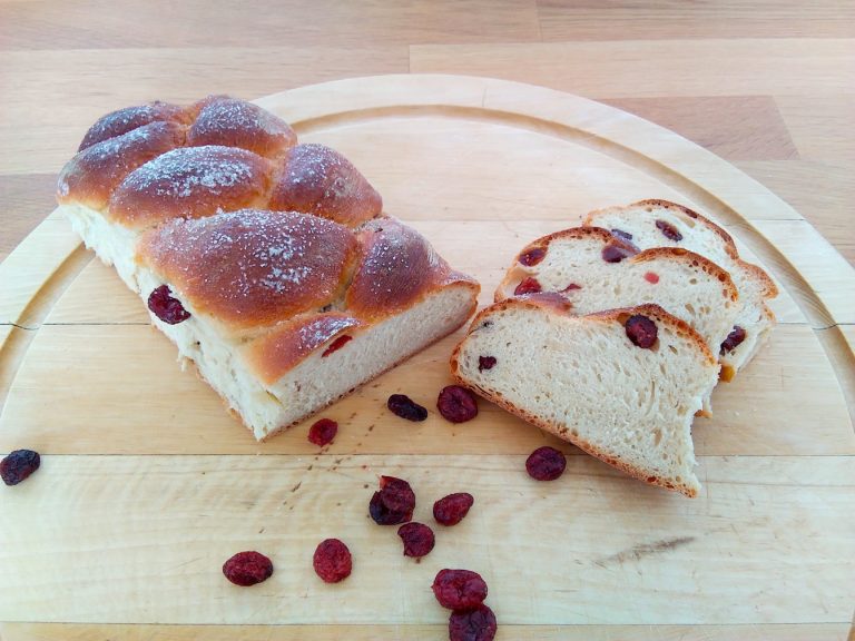 veganes Milchbrot mit Cranberrys