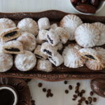 arabische Kekse mit Dattelfüllung und eine Kaffeetasse