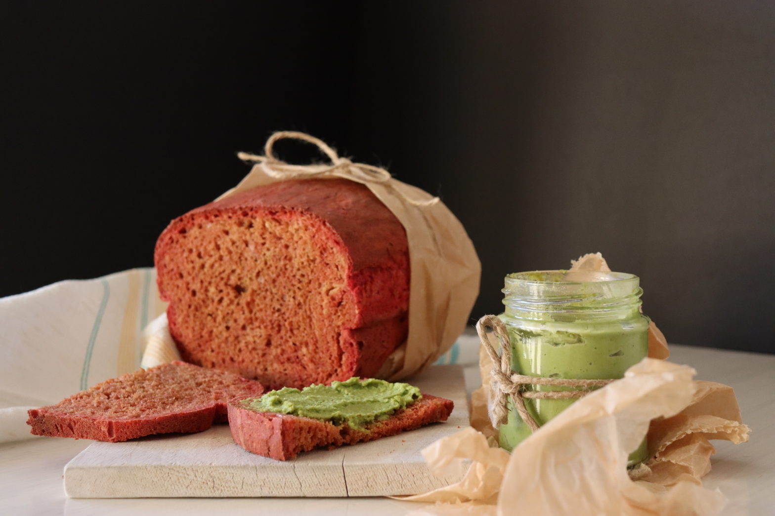 Rote Beete Brot mit grunem Erbsenaufstrich