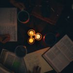 Lese und schreiben auf Kerzenlicht