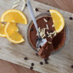 vegane Mousse au Chocolat mit Orangenscheiben und Mandelstifte