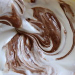 vegane Eischnee mit geschmolzener Schokolade