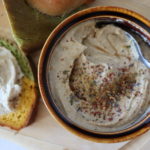 bunte Scheibe Brot mit Schale Hummus