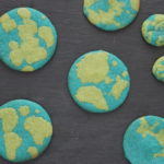 blaue Kekse mit grünen Flecken