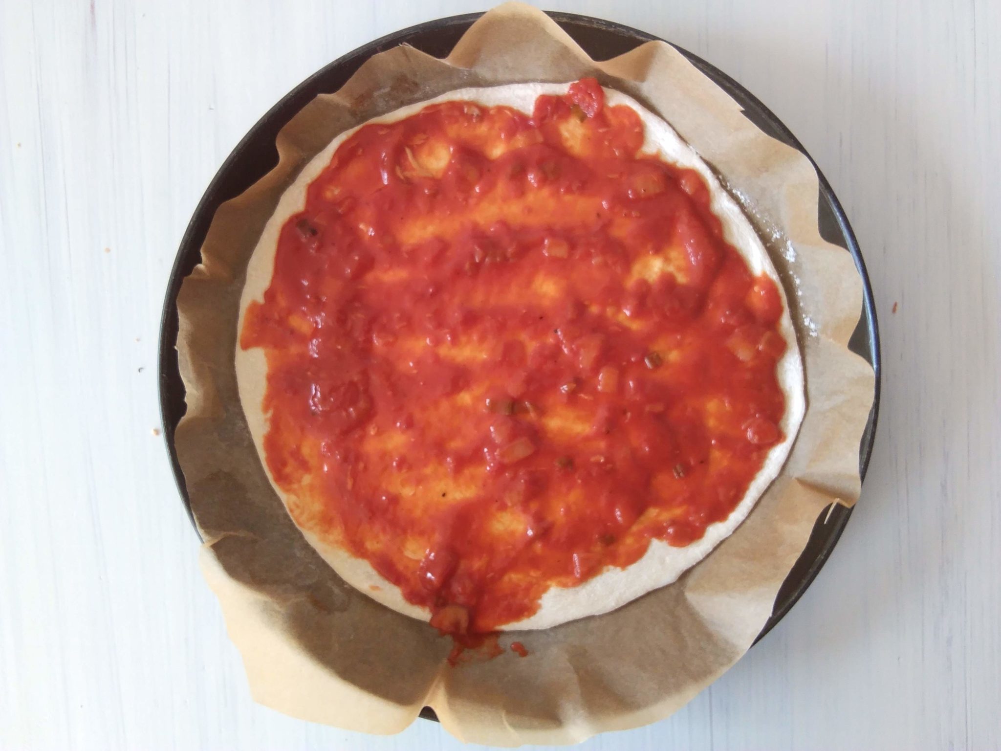 Vegane Pizza mit Hefeteig und saftiger Tomatensauce - oekofreaks