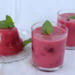 Drei Gläser mit rote Früchtepudding