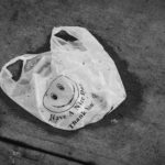 Eine dreckige, benutzte Plastiktüte mit smiley Emotikon: have a nice day