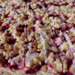 Veganer Beeren-Streuselkuchen vom Blech