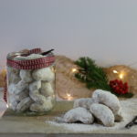 Vanillekupferl dekoriert mit Tannengrün und Lichterkette